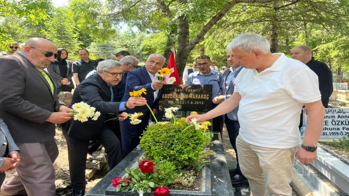 Şair ve yazar Abdurrahim Karako&ccedil;, vefatının 14'&uuml;nc&uuml; yıl d&ouml;n&uuml;m&uuml;nde kabri başında anıldı 