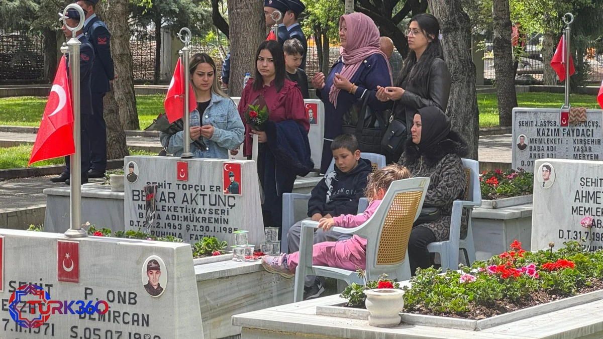 Şehit Anneleri, Anneler G&uuml;n&uuml;&rsquo;nde Evlatlarının Kabri Başında Dua Etti! 