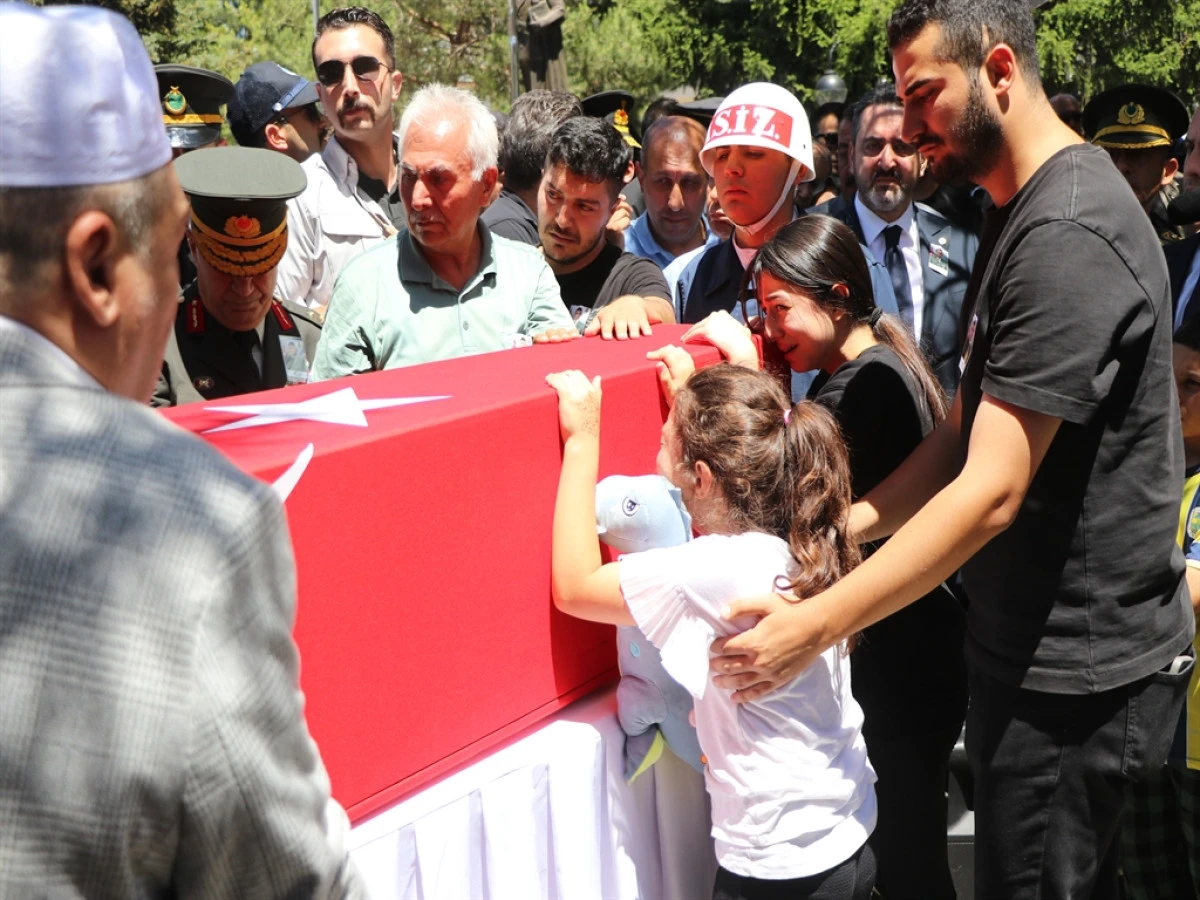 Şehit Babaya Oyuncaklı Veda: Küçük Ayşe’den Yürek Dağlayan Anlar 