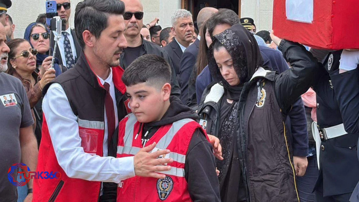 Şehit eşinin tabutunu omuzladı! 
