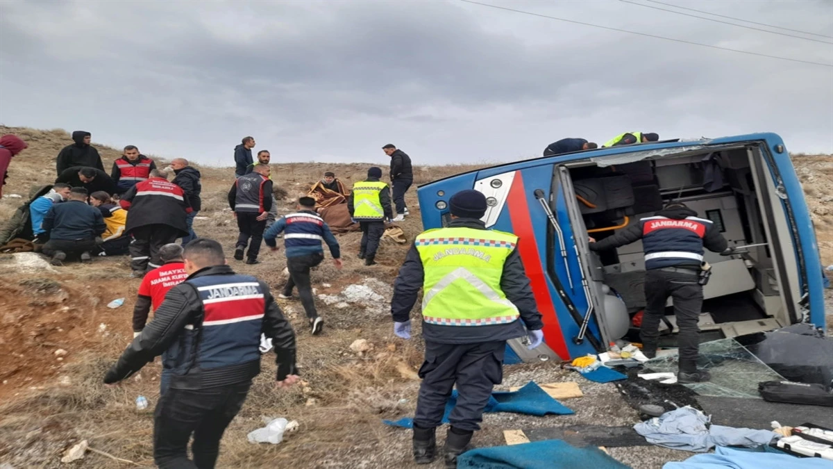 Sivas'ta cezaevi nakil aracı devrildi; 9 yaralı 