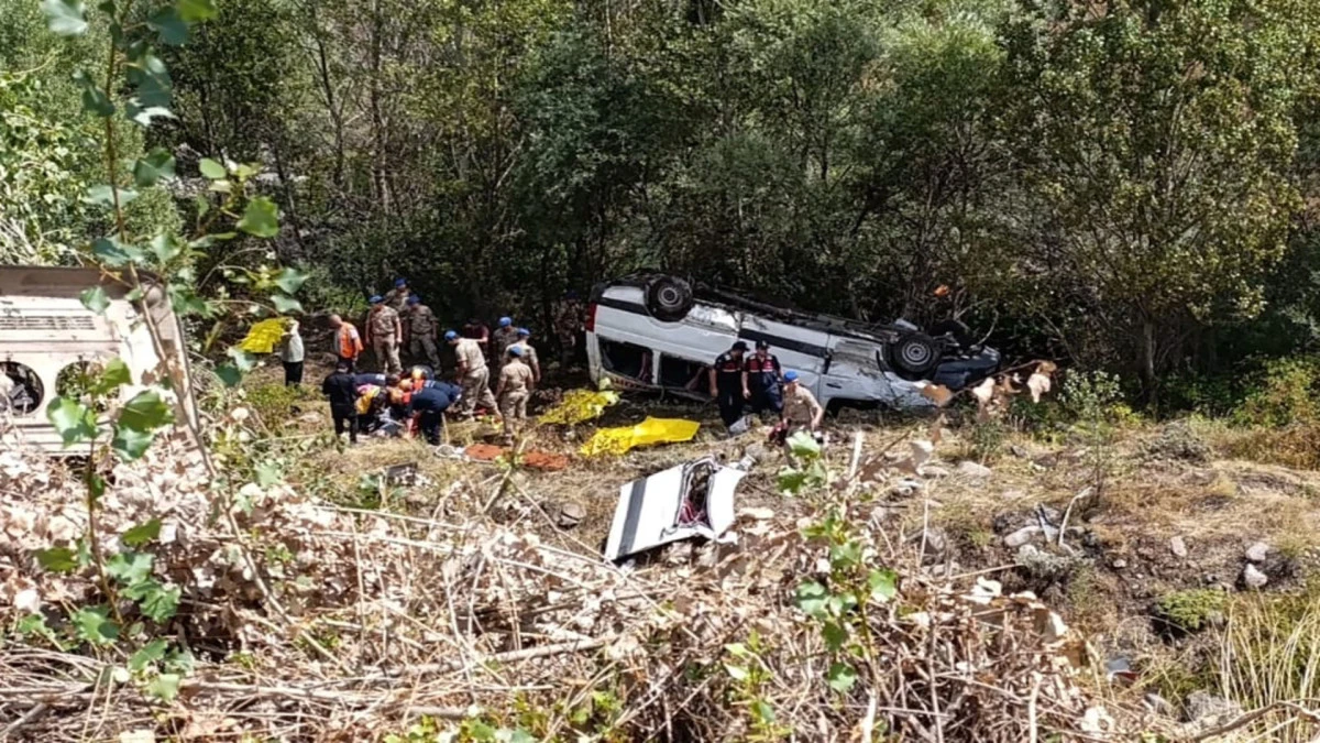 Sivas'ta yolcu minib&uuml;s&uuml; u&ccedil;uruma devrildi: 4 &ouml;l&uuml;, 10 yaralı