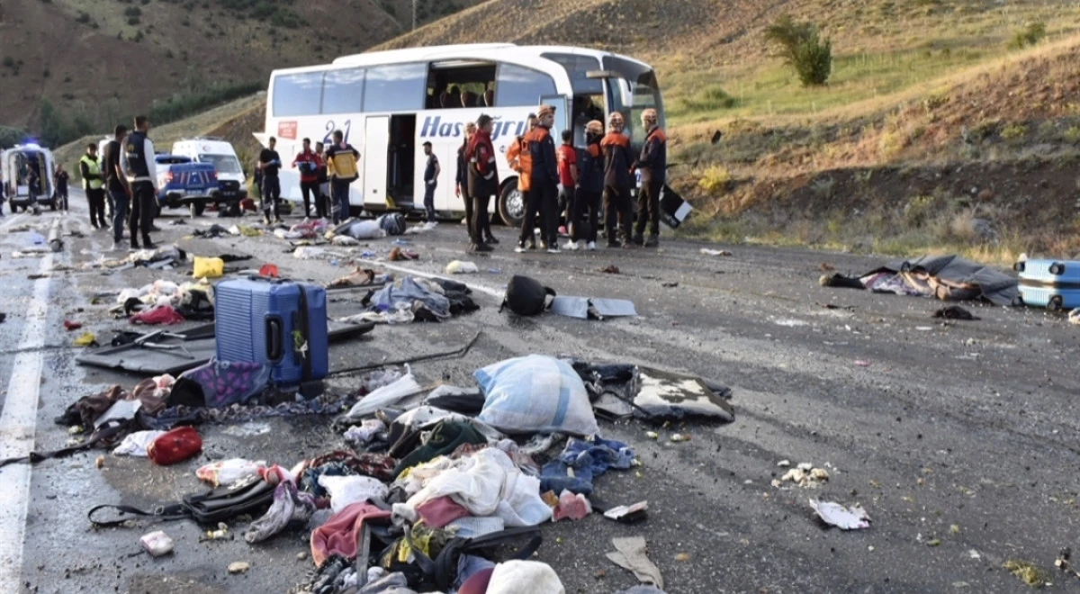 Sivas’ta yolcu otobüsü devrildi: 3 ölü, 24 yaralı 