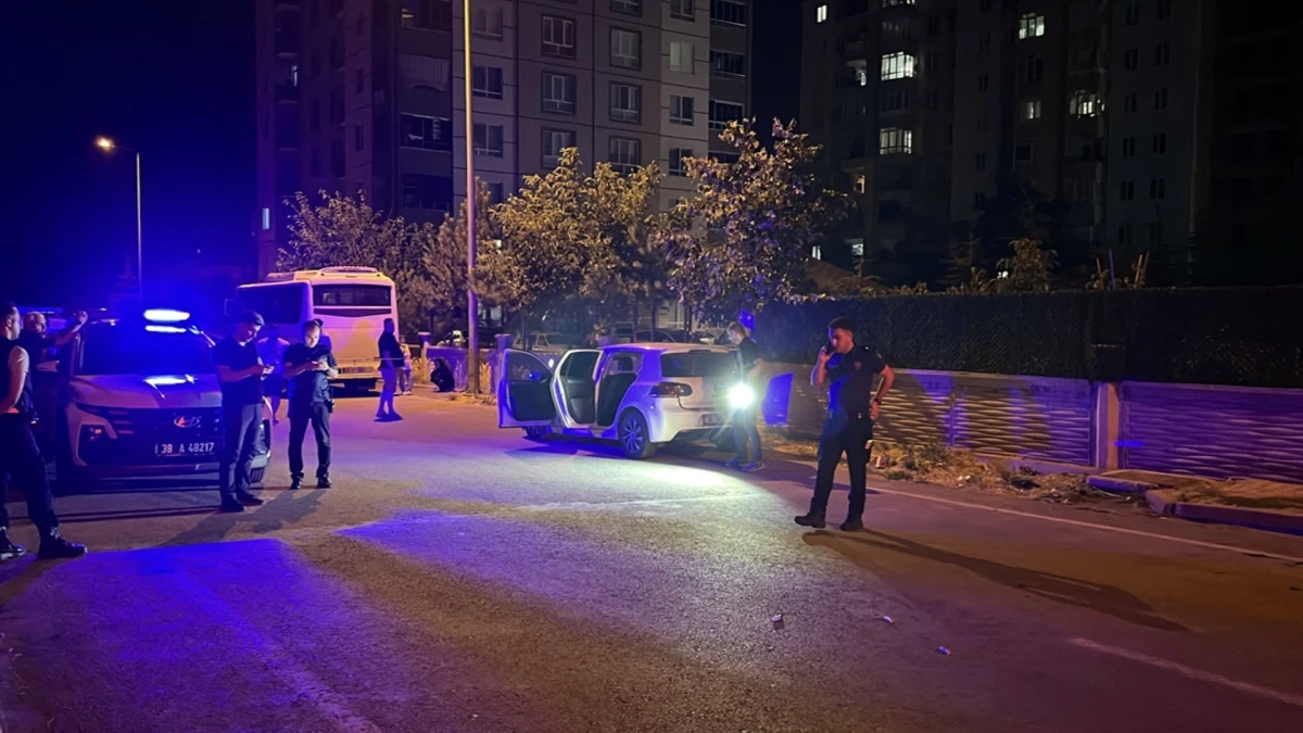 Sokaktaki silahlı kavgada tesad&uuml;fen olay yerinde bulunan &ccedil;ift yaralandı
