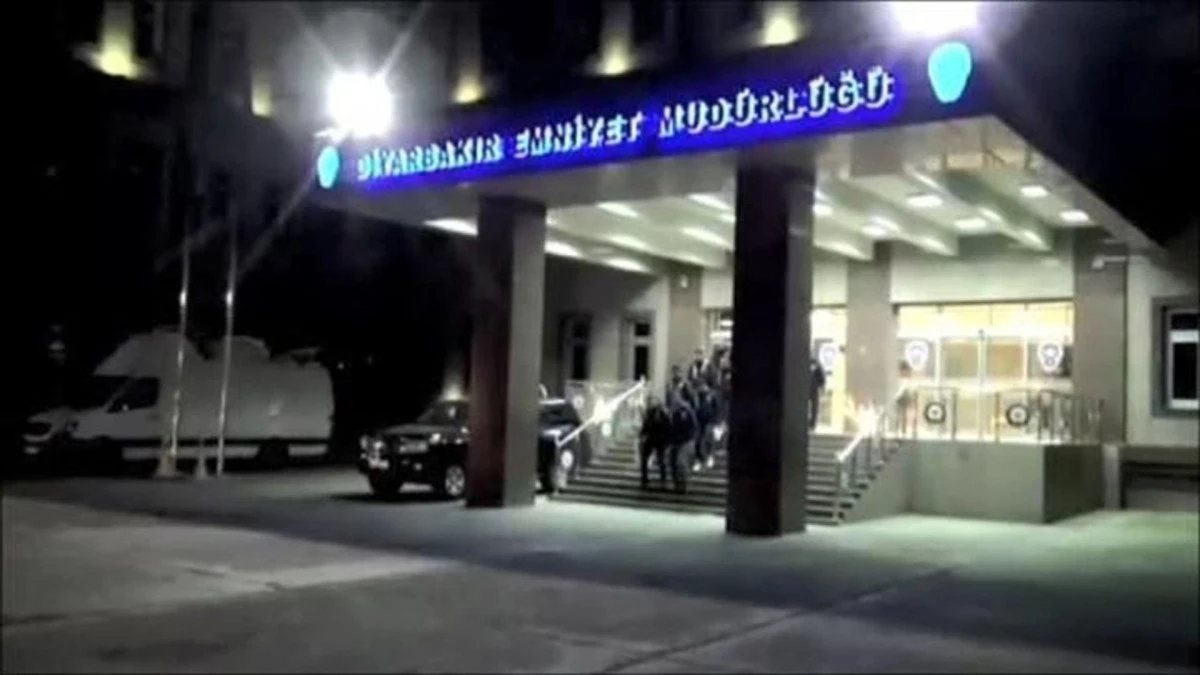 SON DAKİKA: Diyarbakır'da Hareketli Dakikalar! Emniyet &Ouml;n&uuml;ne EYP Atıldı 