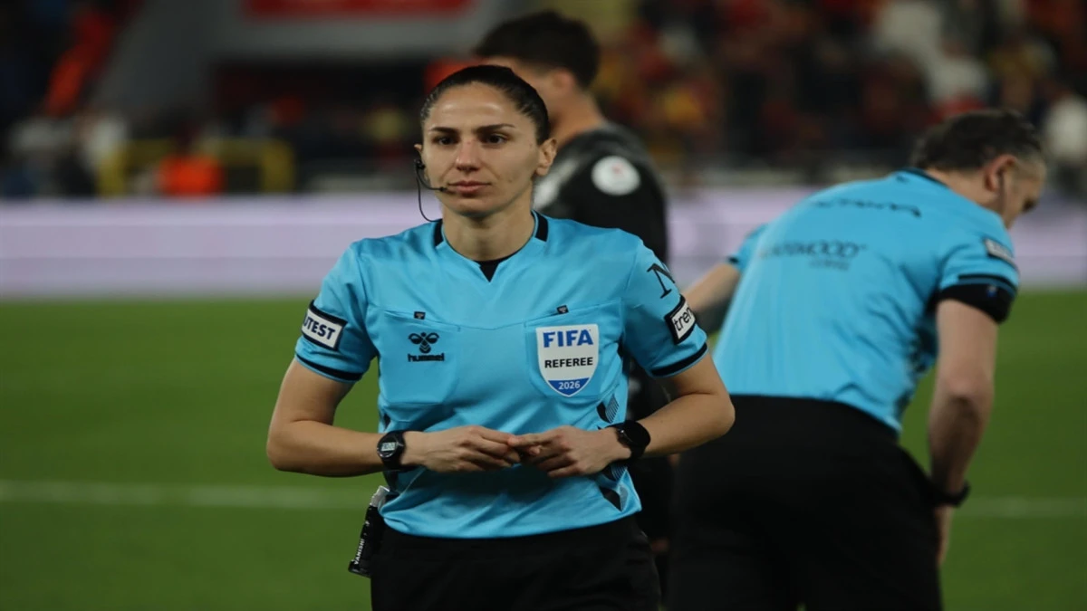 S&uuml;per Lig'de 22 yıl sonra bir ilk: Kadın hakem Asen Albayrak d&uuml;d&uuml;k &ccedil;aldı 