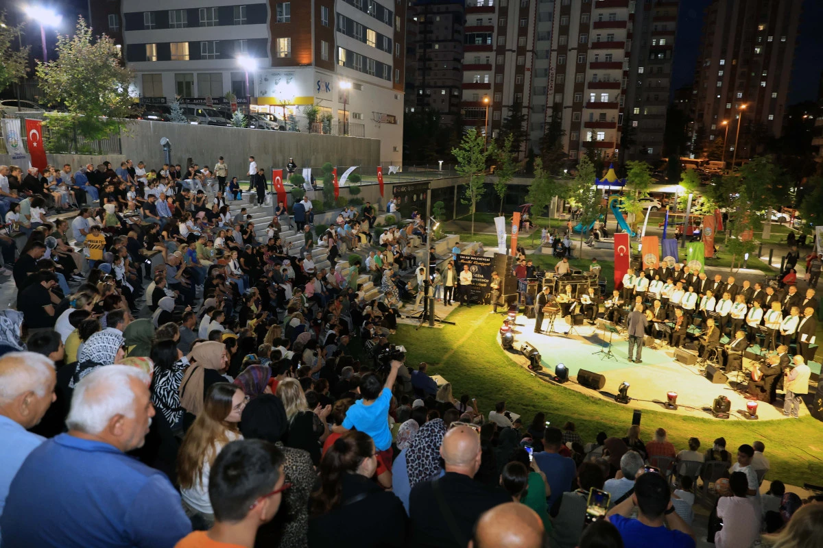 TALAS’TA BABALAR GÜNÜ COŞKUSU “HOŞ SEDA” İLE YAŞANDI