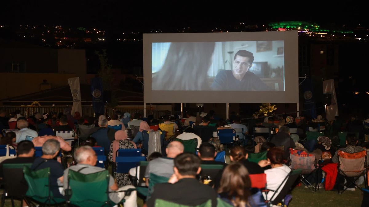 Talas&rsquo;ta &lsquo;Kesişme: İyi ki Varsın Eren&rsquo; filmi yıldızların altında izlendi 