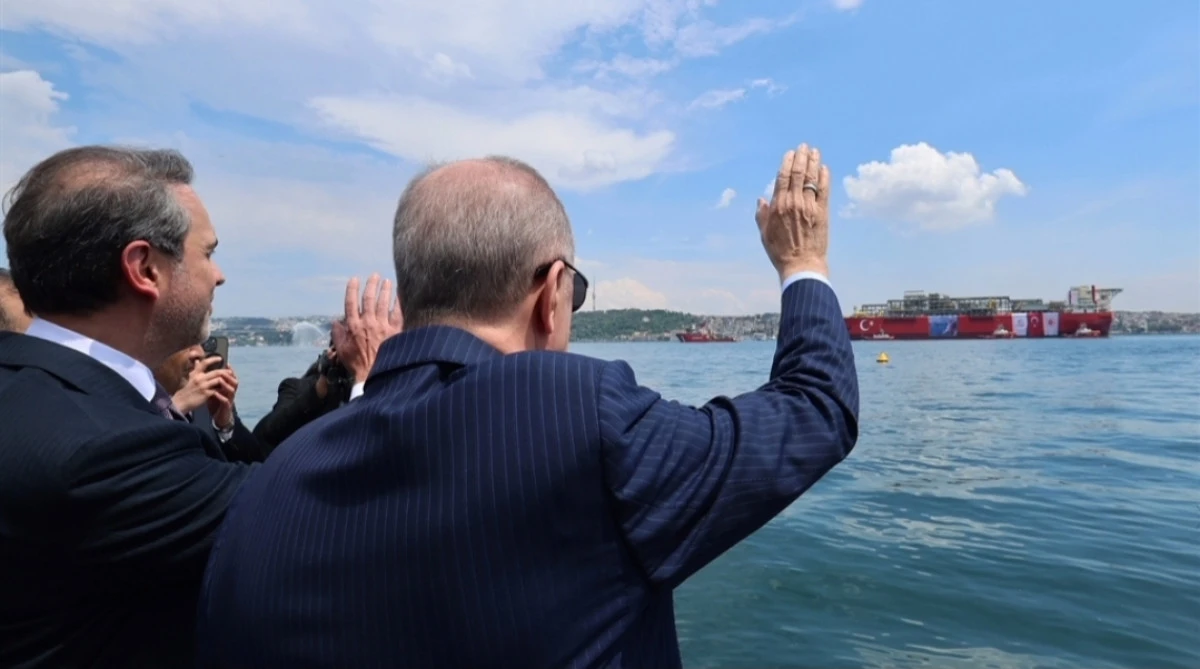 Tarihi An! Türkiye'nin İlk Yüzer Doğal Gaz Platformu Yola Çıktı! 