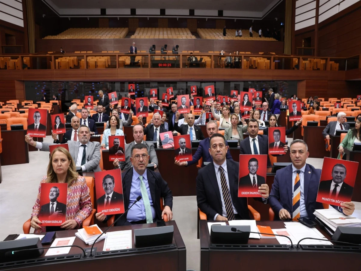 TBMM Genel Kurulu'nda CHP'li vekillerden protesto 