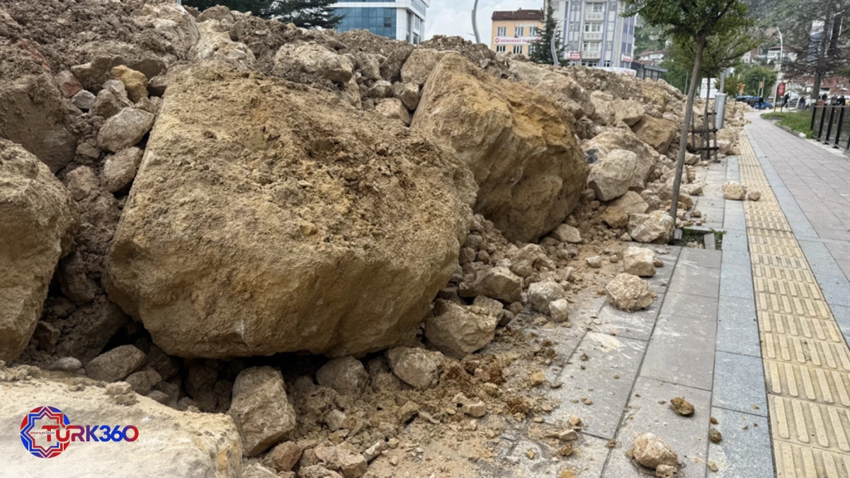 Tokat'ta taşkın riskine karşı dev kayalarla 9 kilometrelik set &ccedil;ekildi! 