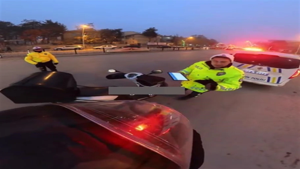 Trafik Polisinden "İnsanlık" Dersi: &Uuml;ş&uuml;d&uuml;ğ&uuml;n&uuml; G&ouml;r&uuml;nce Bir An Bile D&uuml;ş&uuml;nmedi 