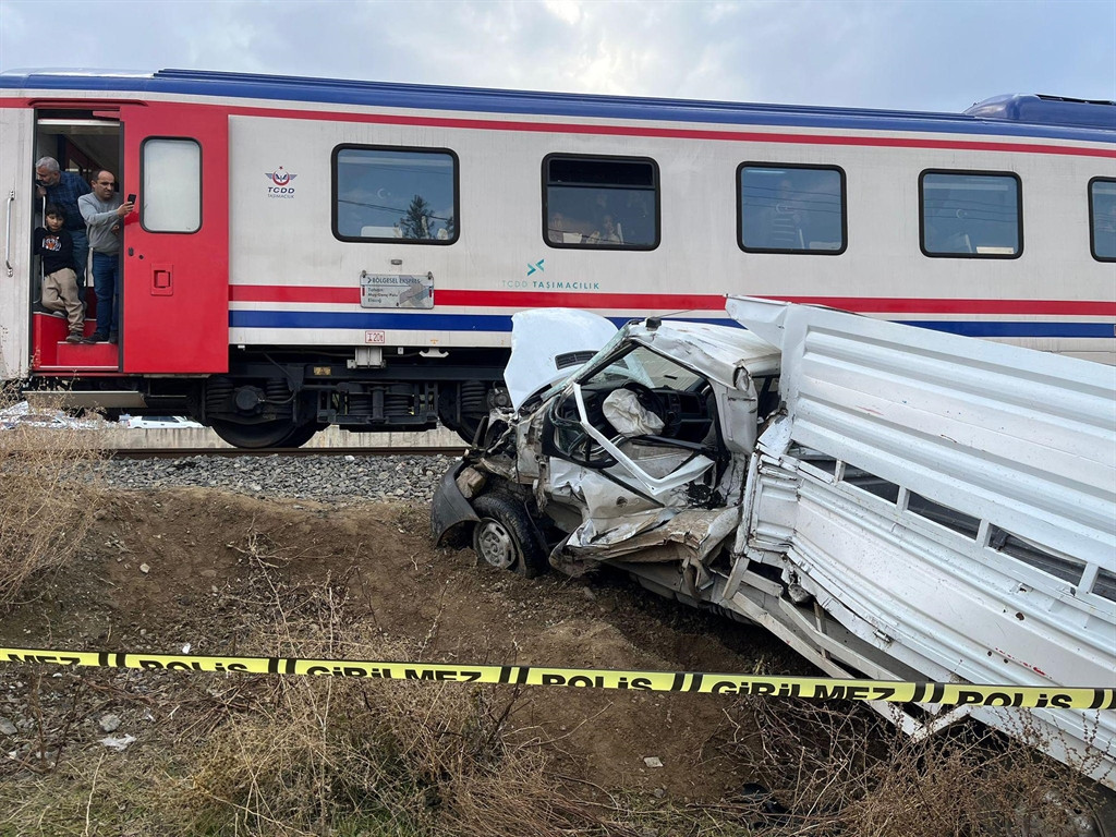 Tren, hemzemin ge&ccedil;itte kamyonete &ccedil;arptı: 1 &ouml;l&uuml;, 1 yaralı 
