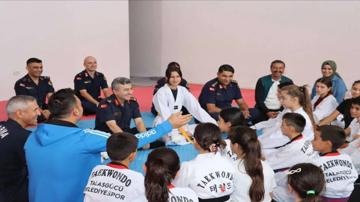 Tuğgeneral Yeşilyurt ERVA Spor Okulu’nda Öğrencilerle Buluştu 