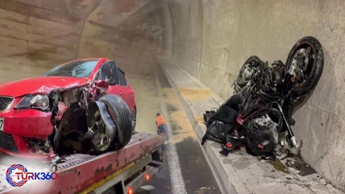 T&uuml;nelde otomobille &ccedil;arpışan motosiklet s&uuml;r&uuml;c&uuml;s&uuml; toprağa verildi! 