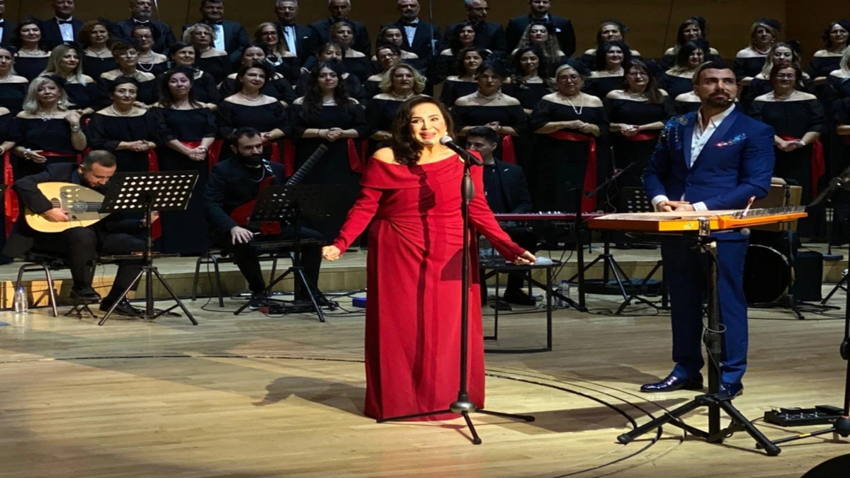 T&uuml;rkan Şoray, Ankara'da sahneye &ccedil;ıktı! 