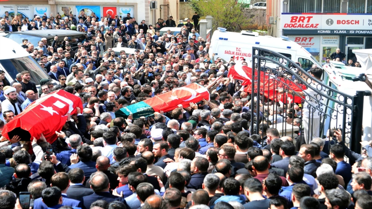 T&uuml;rkiye Yasta: Kahramanmaraş&rsquo;taki Okul Saldırısında Hayatını Kaybeden &Ouml;ğrenciler Toprağa Verildi