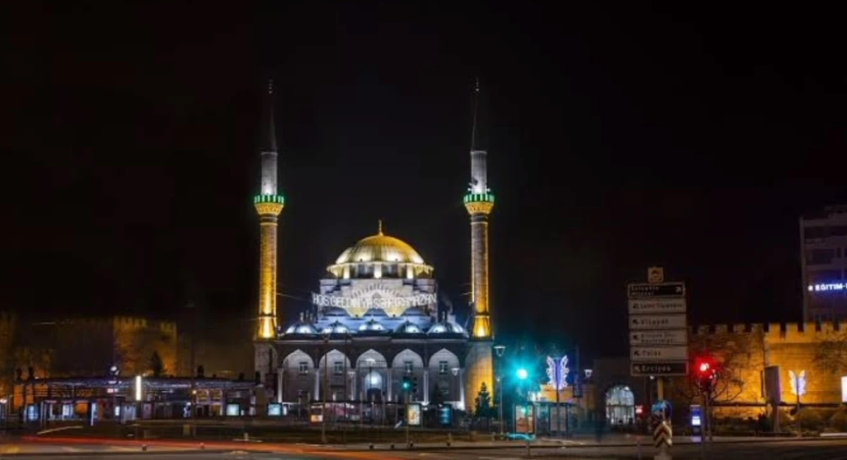 Türkiye’de tüm camilerde sela okundu 