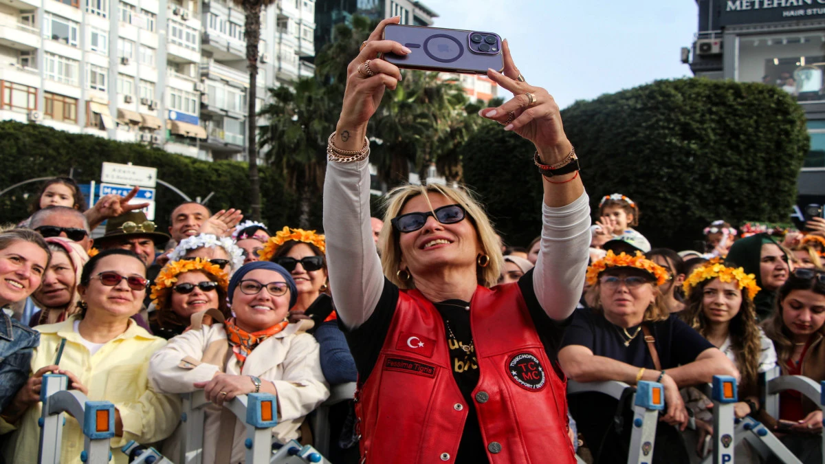 Uluslararası Adana Portakal &Ccedil;i&ccedil;eği Karnavalı'nın korteji, renkli g&ouml;r&uuml;nt&uuml;lere sahne oldu 