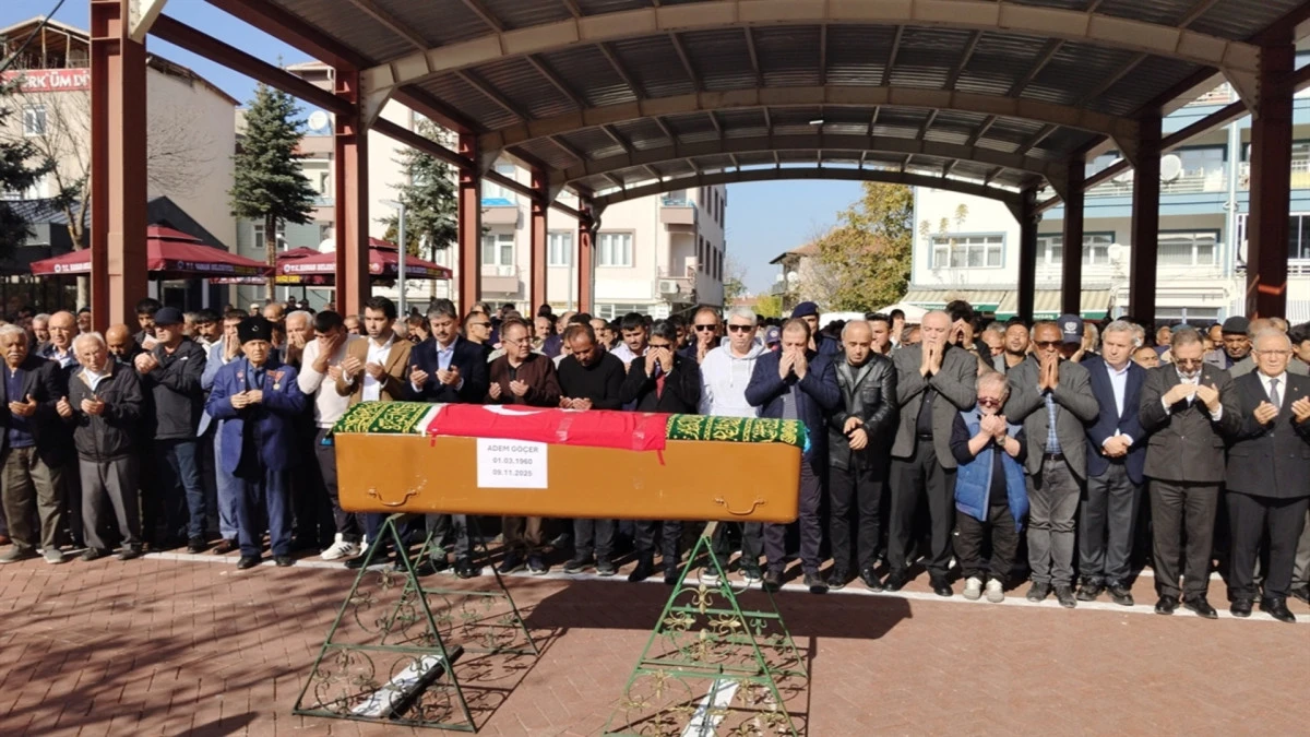 “UNESCO ‘Yaşayan İnsan Hazinesi’ Ünvanlı Davul Ustası Adem Göçer Toprağa Verildi” 