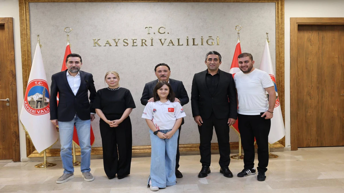 Vali &Ccedil;i&ccedil;ek, Avrupa ikincisi satran&ccedil;&ccedil;ı Zeynep Ada K&ouml;ken&rsquo;i kabul etti 