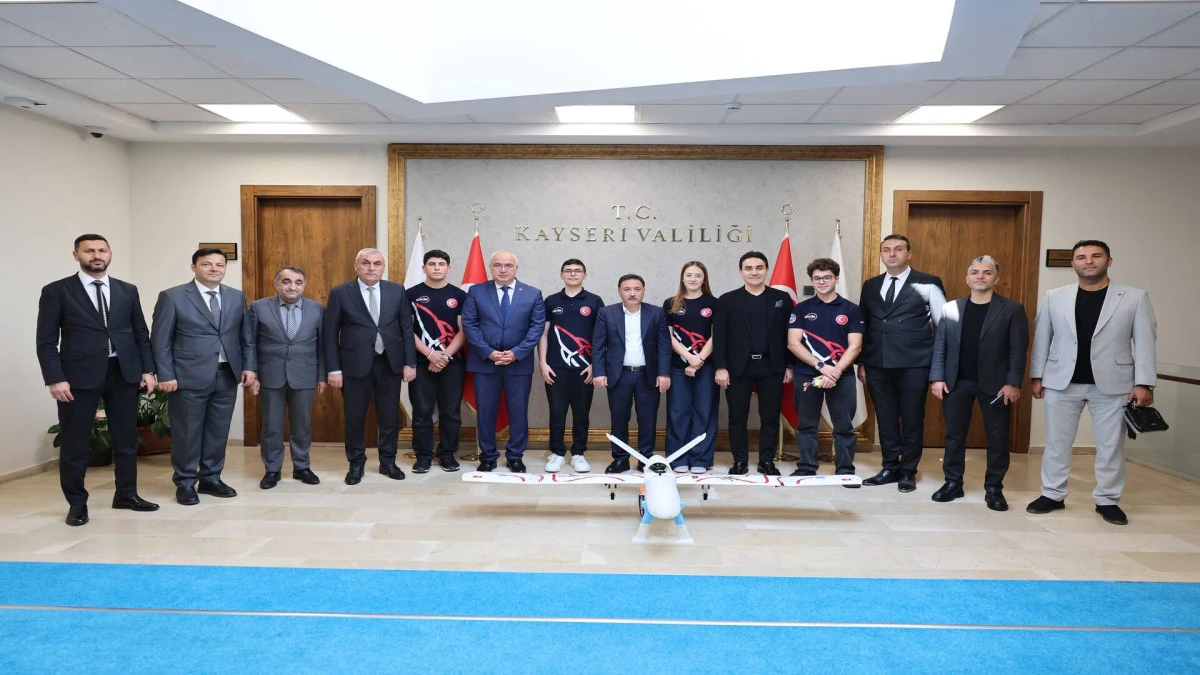 Vali &Ccedil;i&ccedil;ek, G&Ouml;KTİM KartalAir Takımı D&uuml;nya Şampiyonlarını Kabul Etti 