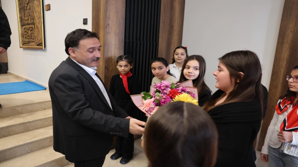 Vali &Ccedil;i&ccedil;ek, İstiklal Marşı yarışmasının birincileriyle buluştu 