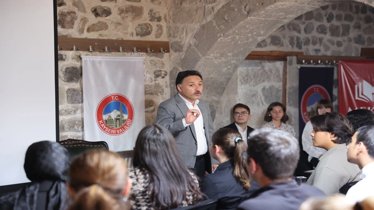 Vali Çiçek, Mektep Melikgazi Akademisi’nde Öğrencilerle Buluştu 