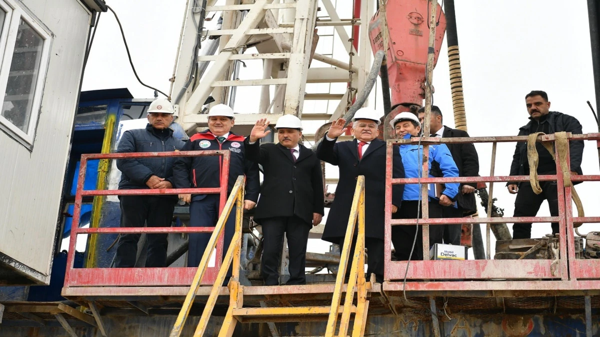 Vali &Ccedil;i&ccedil;ek ve Başkan B&uuml;y&uuml;kkılı&ccedil;, Elmalı Jeotermal Kaynaklı Sera OTB&rsquo;yi inceledi! 