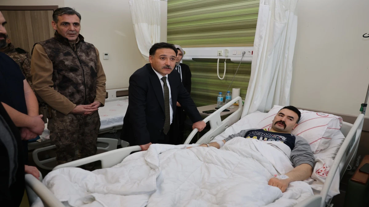 Vali &Ccedil;i&ccedil;ek&rsquo;ten Operasyonda Yaralanan &Ouml;zel Harekat Polisine Ziyaret! 