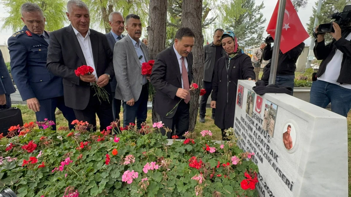 Vali G&ouml;kmen &Ccedil;i&ccedil;ek: Bizim gazilerimiz hayatta yaşayan kahramanlar 