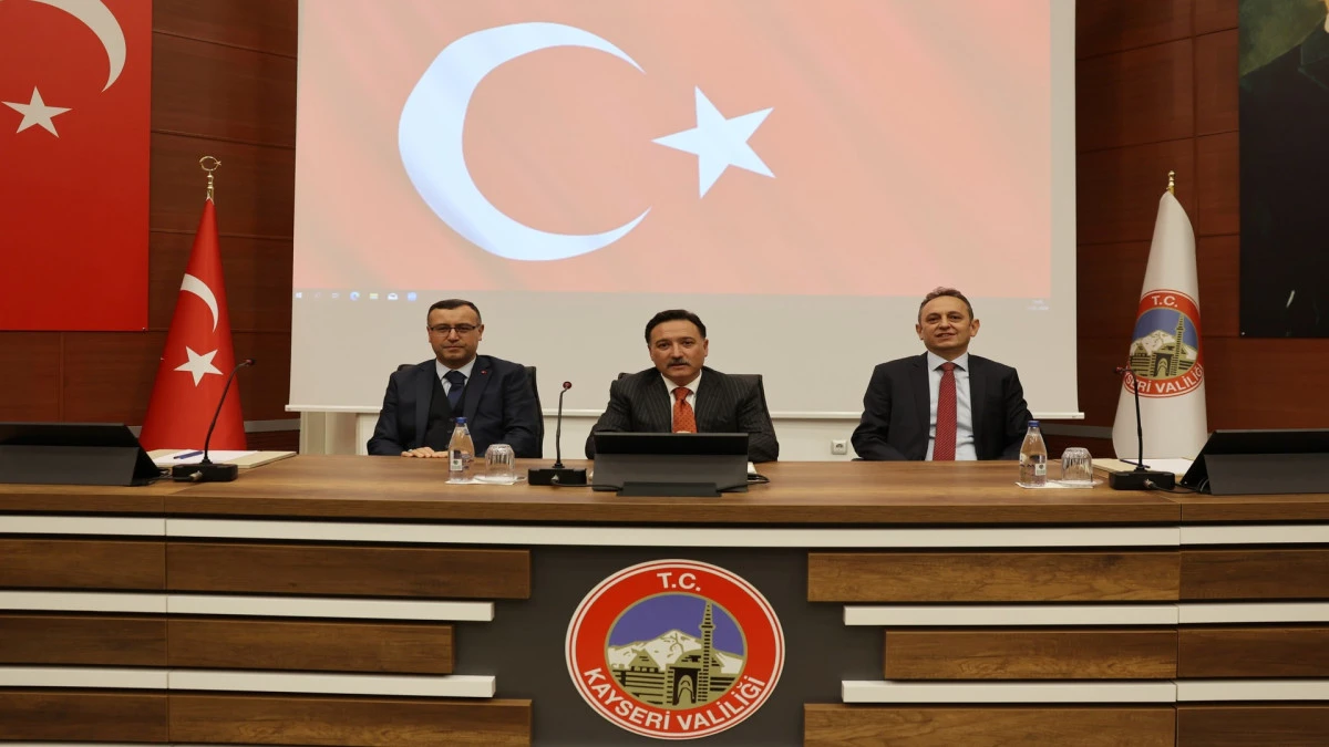 Vali G&ouml;kmen &Ccedil;i&ccedil;ek, hakim ve savcı yardımcılarıyla bir araya geldi! 