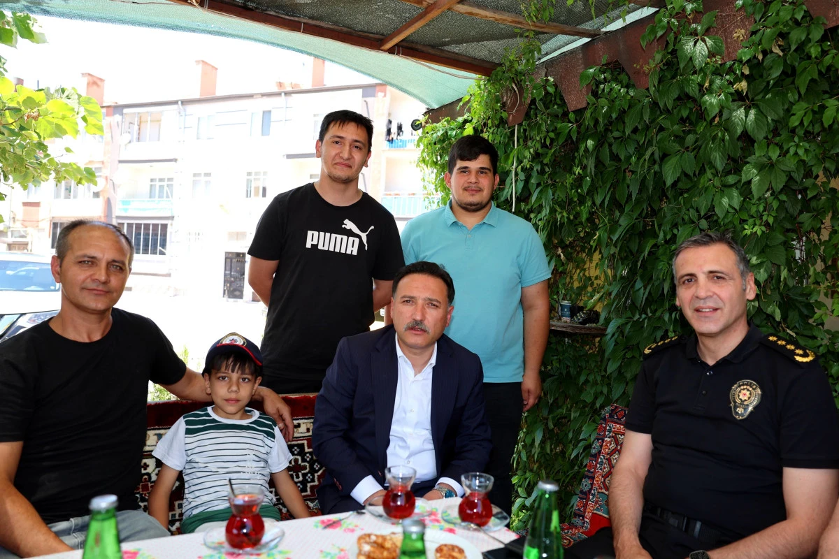 Vali Gökmen Çiçek Hürriyet Mahallesi’nde Vatandaşlarla Buluştu 