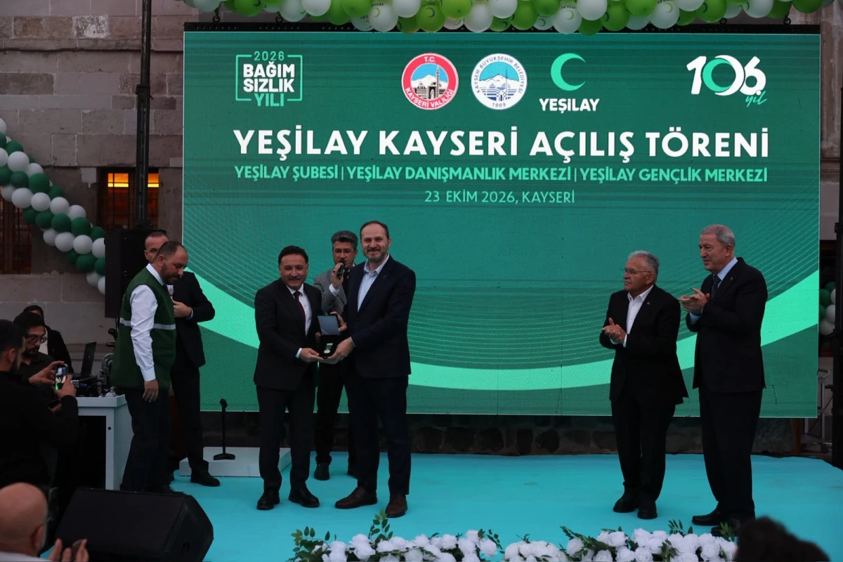 Vali G&ouml;kmen &Ccedil;i&ccedil;ek&rsquo;e Yeşilay&rsquo;dan &Uuml;st&uuml;n Hizmet Madalyası  