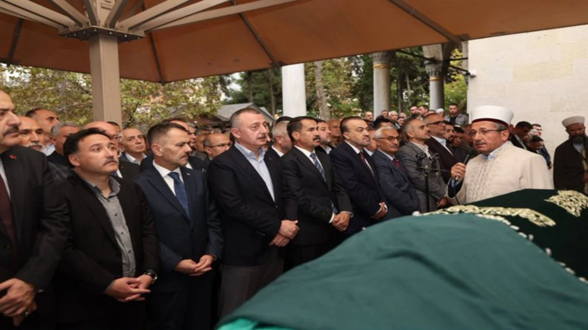 Vali G&ouml;kmen &Ccedil;i&ccedil;ek&rsquo;in babaannesi son yolculuğuna uğurlandı 