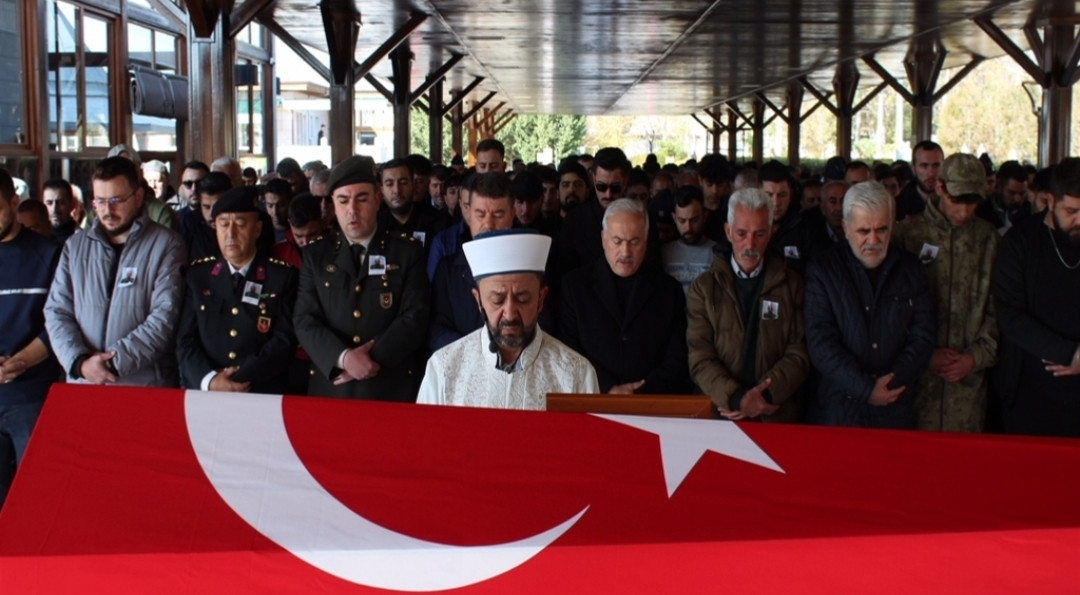 Yatağında &ouml;l&uuml; bulunan Jandarma Er &Ccedil;opur, toprağa verildi 