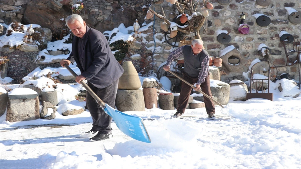 Yazın serinleyebilmek i&ccedil;in s&uuml;rd&uuml;rd&uuml;kleri 5 asırlık gelenekte, ilk karlar kuyulara atıldı 