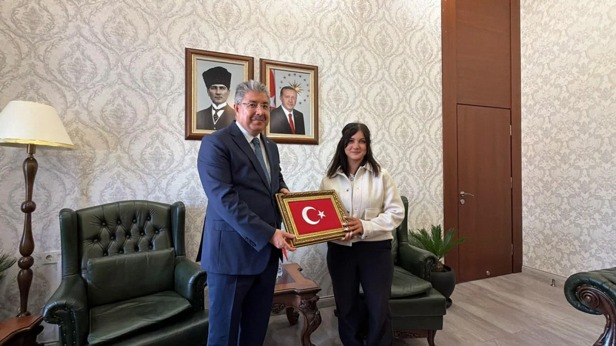 Yerde g&ouml;rd&uuml;ğ&uuml; T&uuml;rk bayrağını alan kurye G&uuml;lten&rsquo;e vali tebriği 