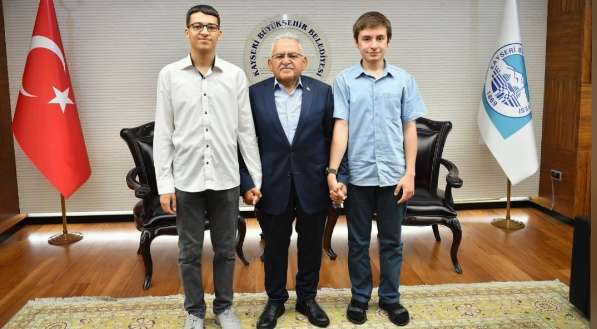 YKS Türkiye 3’üncüsü ve 29’uncusu Başkan Büyükkılıç’ı Ziyaret Etti! 