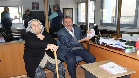 Yolda bulduğu para dolu &ccedil;antayı sahibine ulaştırdı  