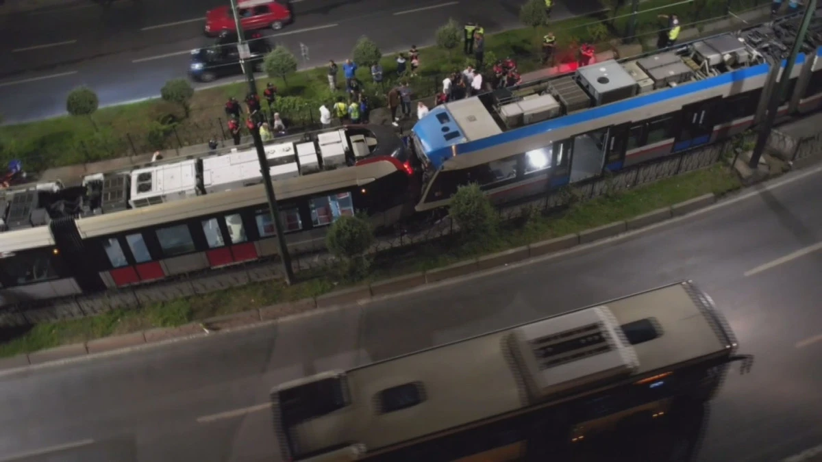 Zeytinburnu'nda iki tramvay &ccedil;arpıştı: 11 yaralı