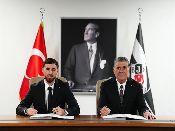 Beşiktaş yeni transferi Orkun Kökçü için Tüpraş Stadyumu'nda imza töreni düzenledi 